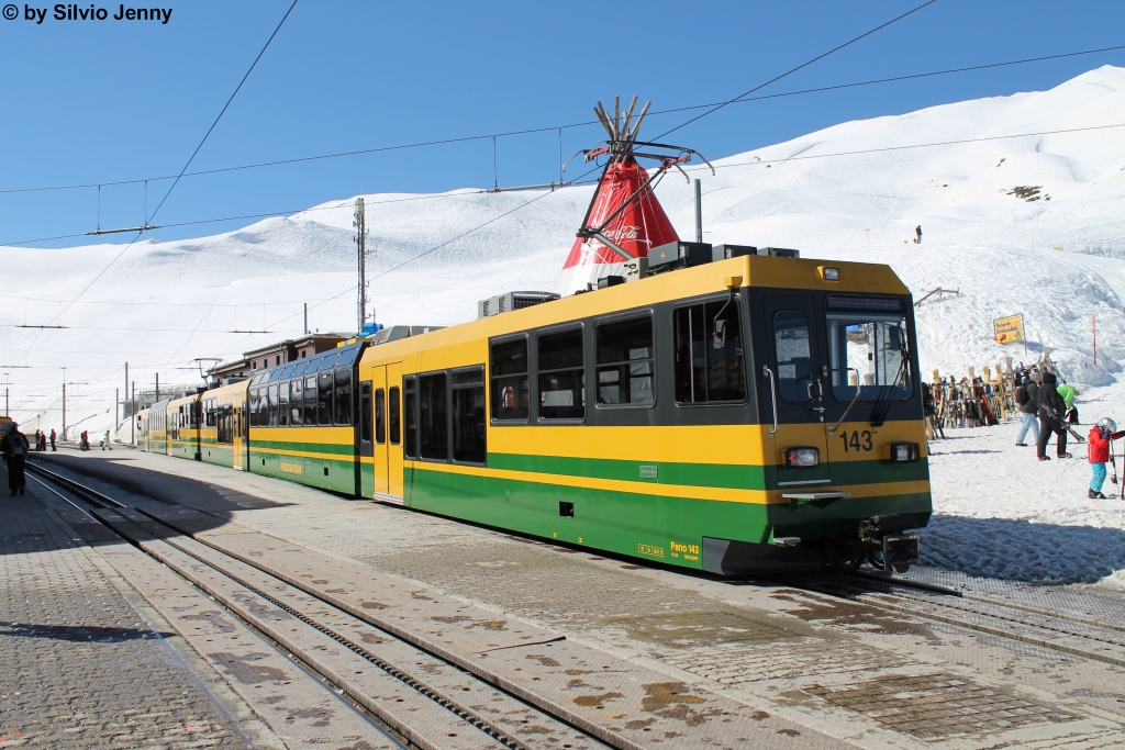 Bhe 4/8 143 + 142 am 17.3.2014 auf der kleinen Scheidegg