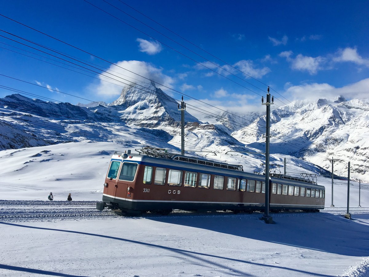 Bhe 4/8 3041 am 15.01.2017 vor herrlicher Kulisse des Matterhorns unterhalb von Rotenboden.