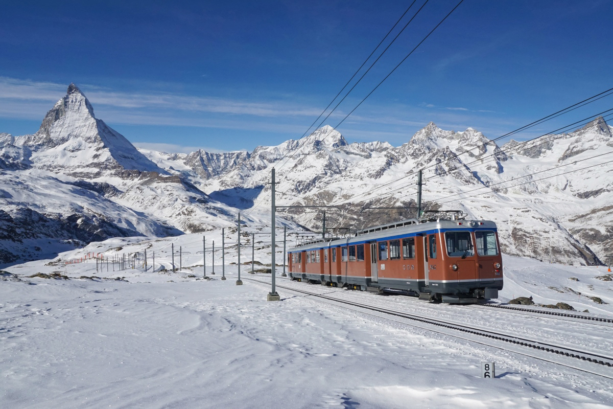 Bhe 4/8 3042 konnte am 29.01.2017 auf Talfahrt zwischen Gornergrat und Roteboden abgelichtet werden.