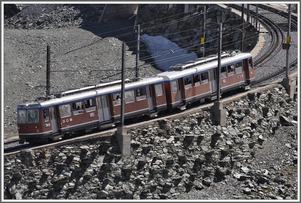 Bhe 4/8 3043 auf dem Damm in der Einfahrt zur Station Gornergrat 3089m. (05.08.2013)