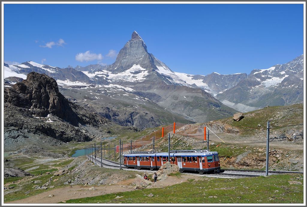 Bhe 4/8 3044 mit Matterhorn und Riffelsee oberhalb Rotenboden. (05.08.2013)