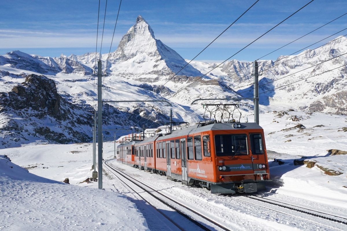 Bhe 4/8 3051 und Bhe 4/6 3061 befinden sich am 29.01.2017 auf Talfahrt vom Gornergrat Richtung Zermatt.