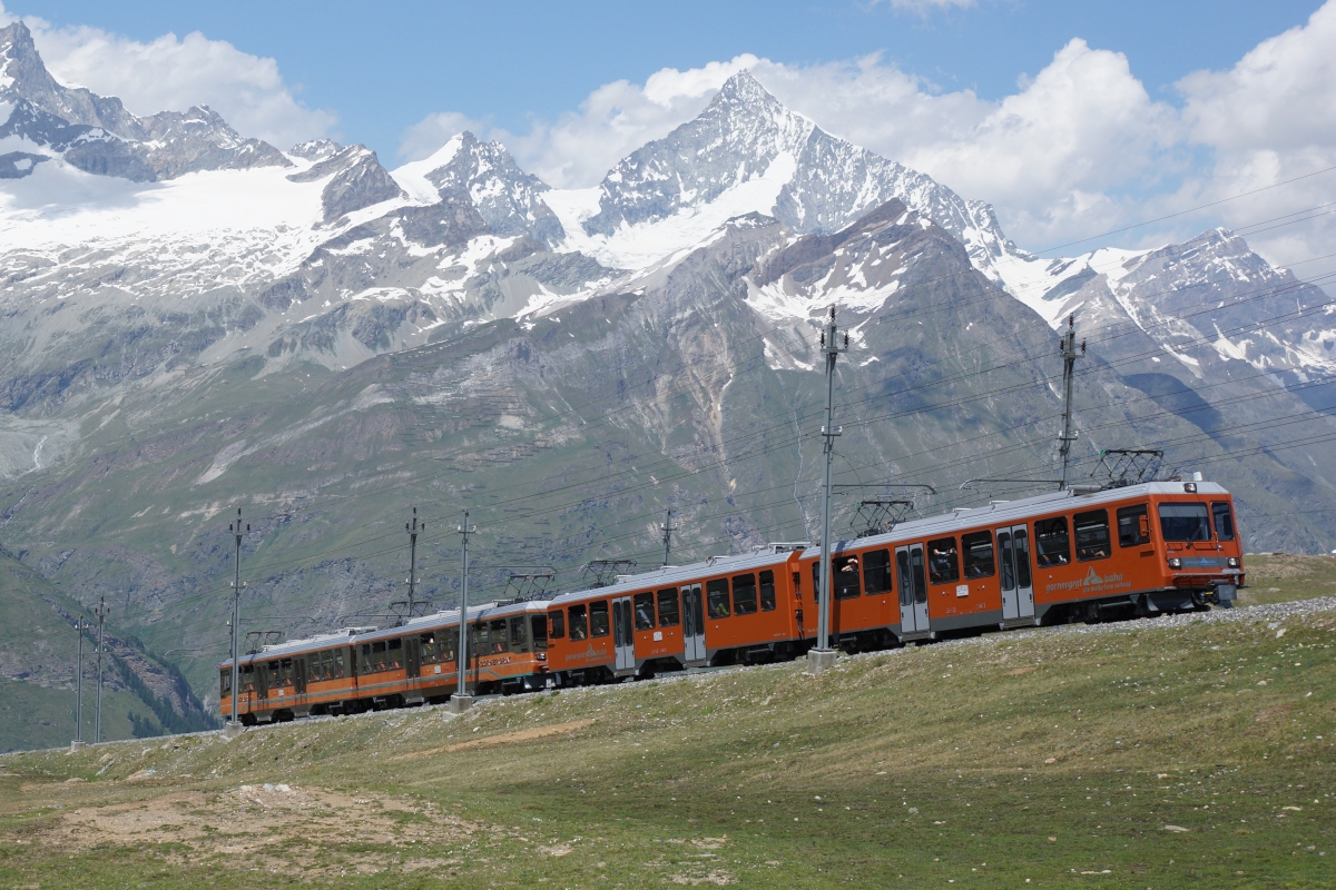 Bhe 4/8 3051 und Bhe 4/8 3051 fahren am 27.07.2013 von Riffelberg Richtung Rotenboden.