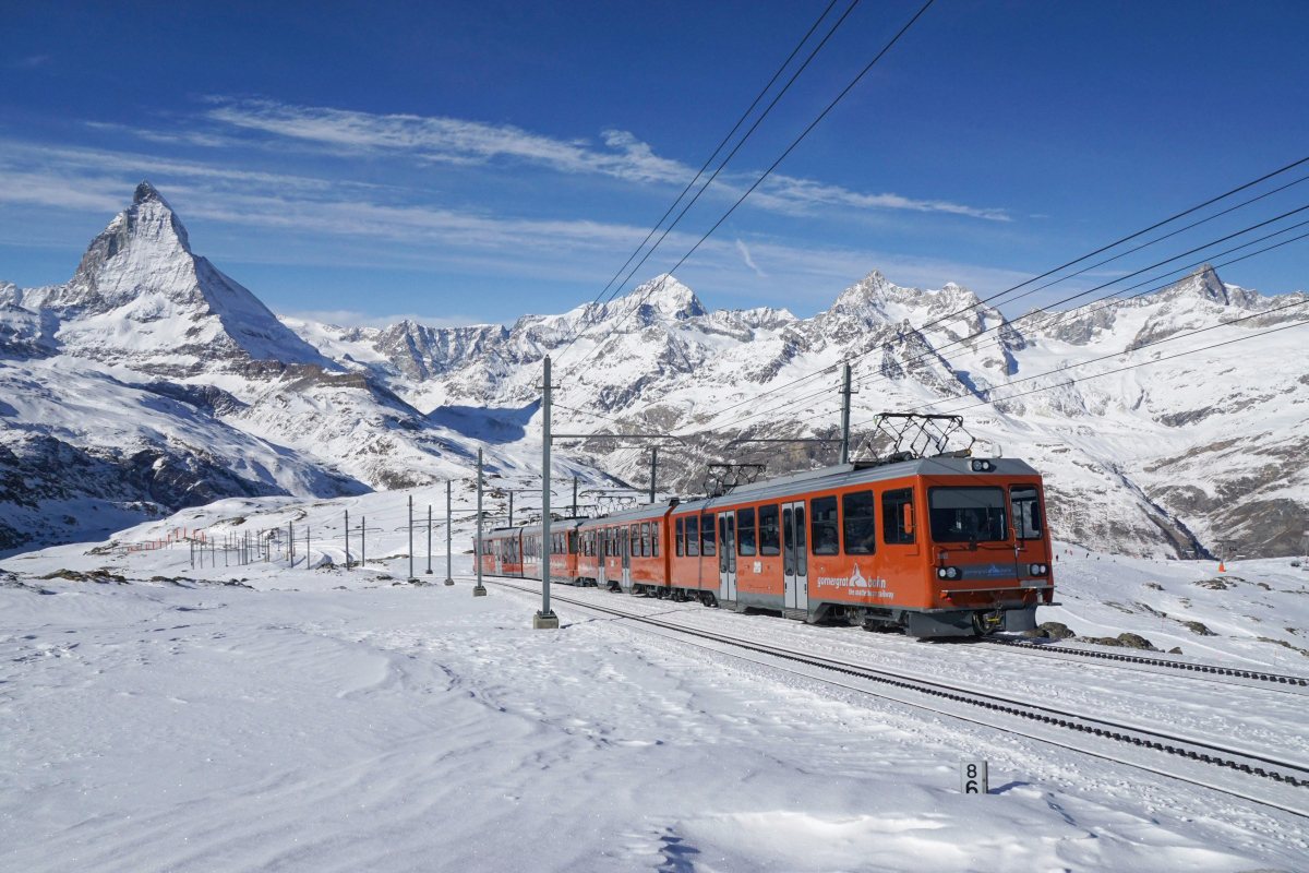 Bhe 4/8 3052 und Bhe 4/6 3082 vor kurzem den Gornergrat verlassen und fahren nun talwärts Richtung Zermatt (29.01.2017).