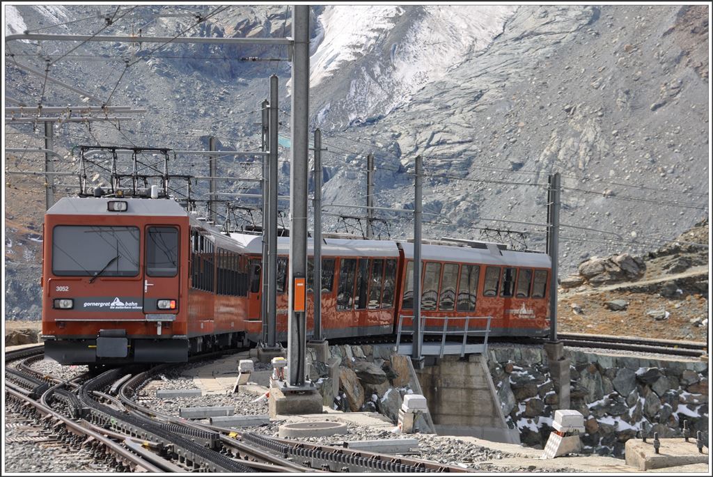 Bhe 4/8 3052 und Bhe 4/6 3082 ausgangs der Station Gornergrat mit der schmelzenden Zunge des unteren Theodulgletschers. (27.09.2015)