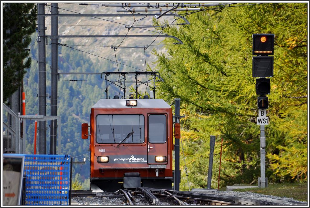 Bhe 4/8 3052 taucht wie aus dem Nichts auf. Station Riffelalp 2210m. (27.09.2015)