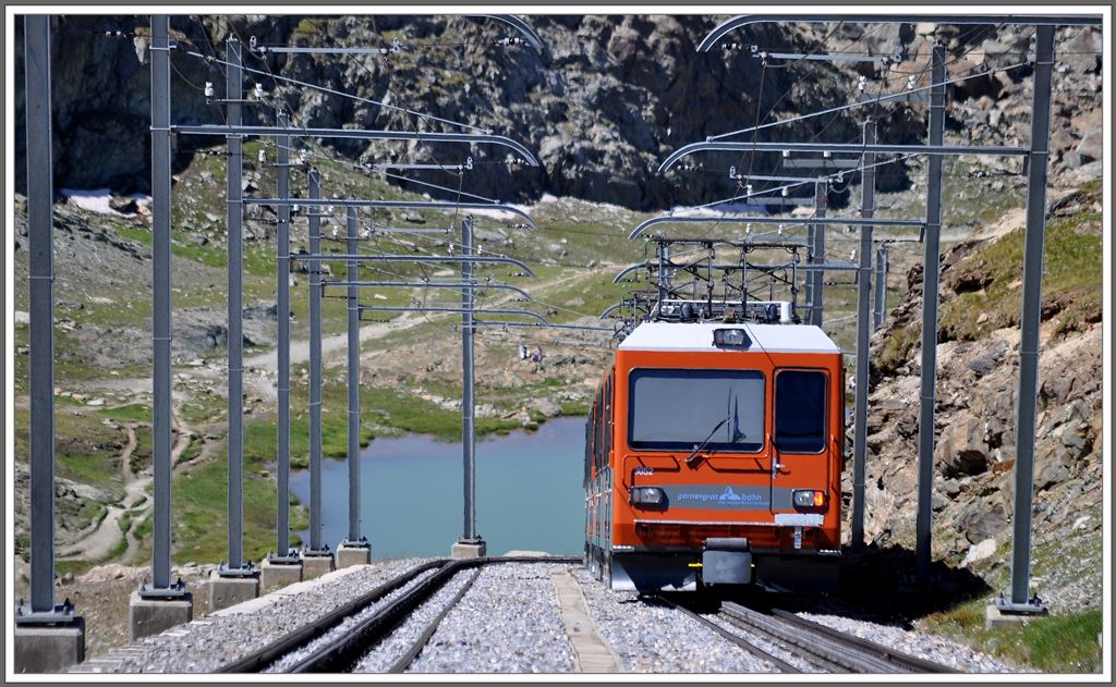 Bhe 4/8 3052+3051 auf dem Weg Richtung Riffelsee. (05.08.2013)