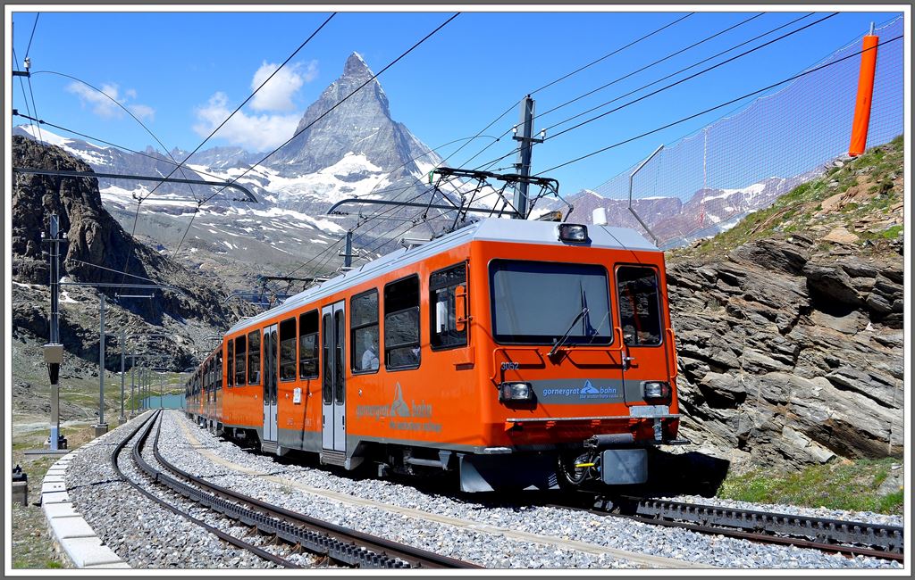 Bhe 4/8 3052+3051 oberhalb von Riffelboden mit dem  Hora  4478m im Hintergrund. (05.08.2013)