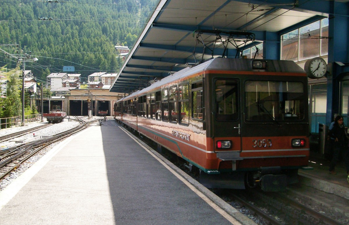 Bhe 4/8 3053 am 27.7.2012 im Bahnhof Zermatt (GGB).