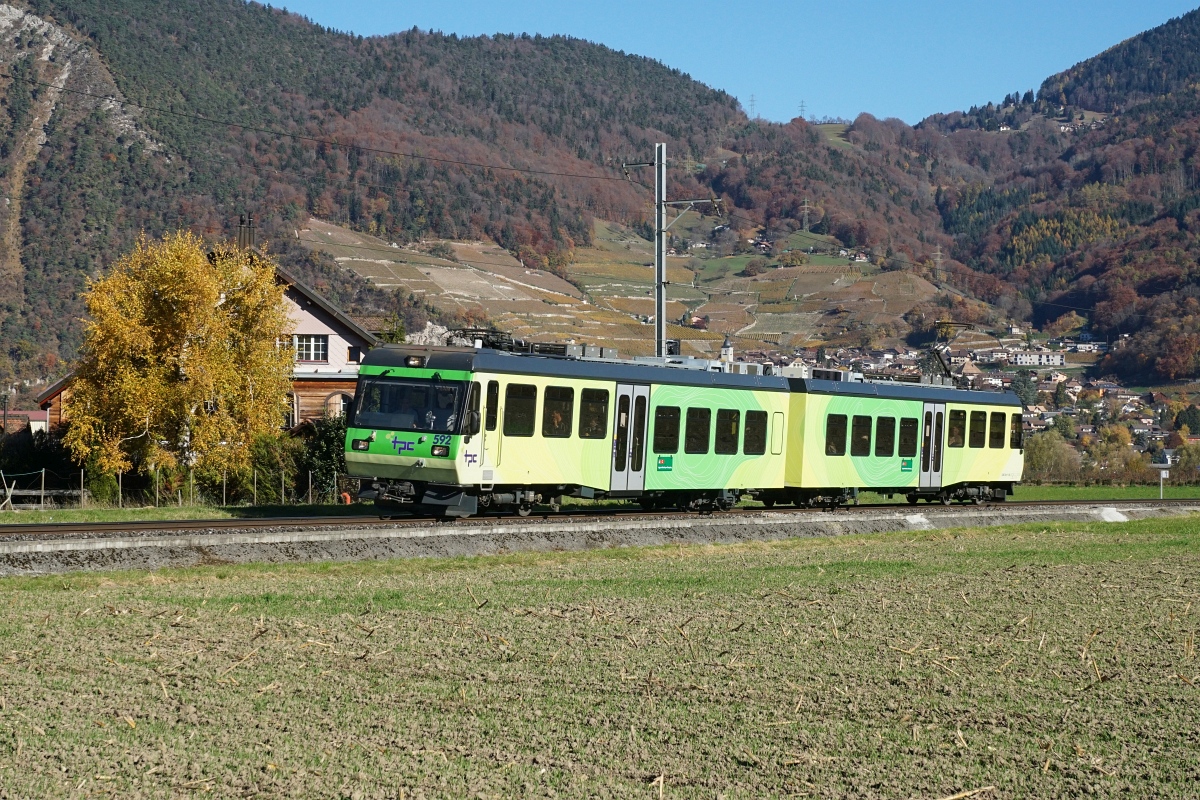Bhe 4/8 592 befindet sich am 07.11.2015 als Regionalzug 36 (Aigle-Champéry) bei Villy.