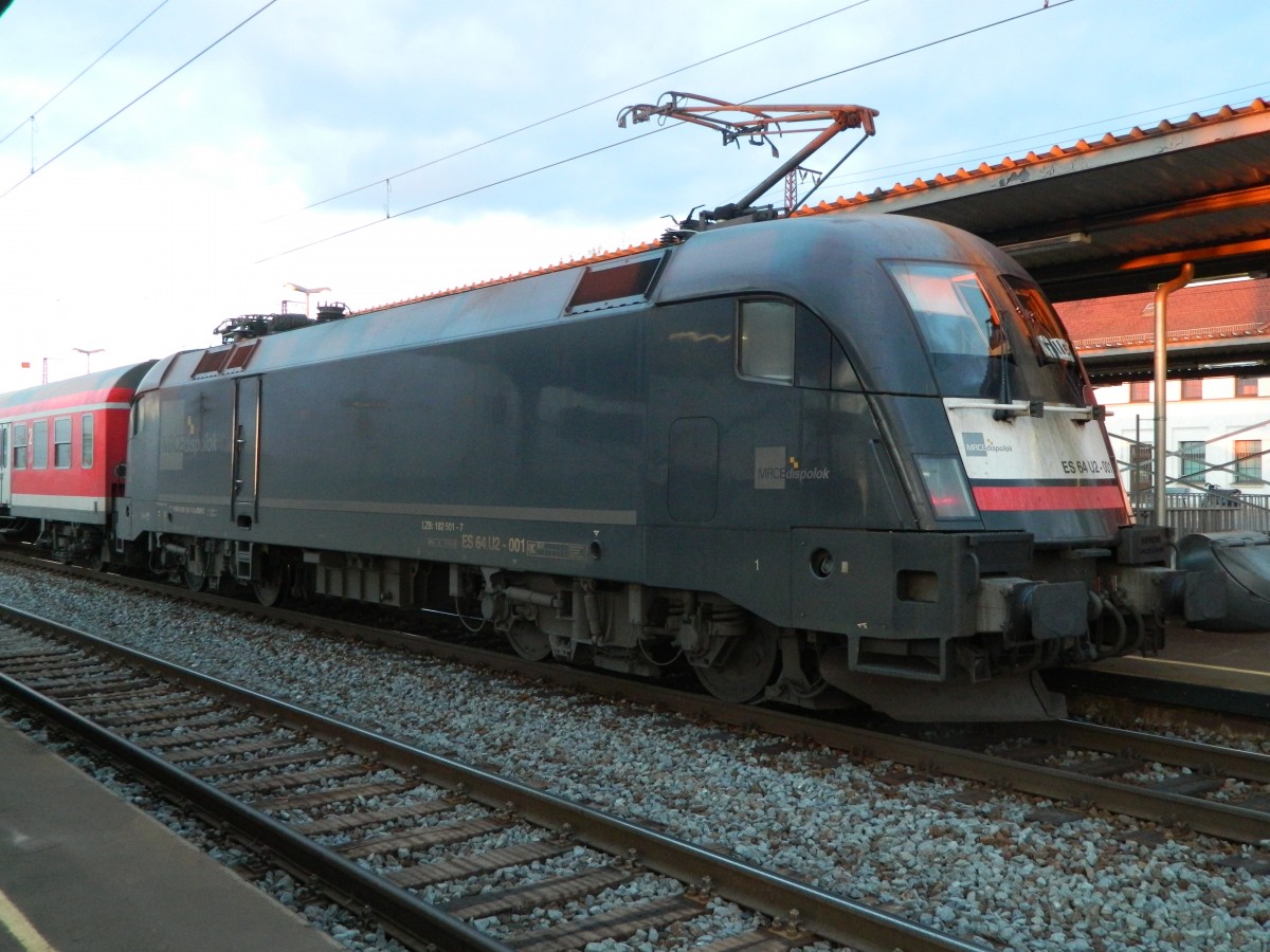 Bhf Großkorbetha: ES 64 U2 - 001 schiebt am 17. Januar 2014 RB16325 nach Halle/S.
 