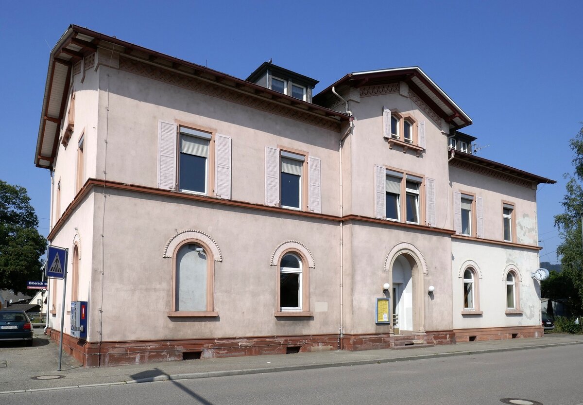 Biberach (Baden), das Bahnhofsgebäude an der Schwarzwaldbahn von der Straßenseite, Juli 2021