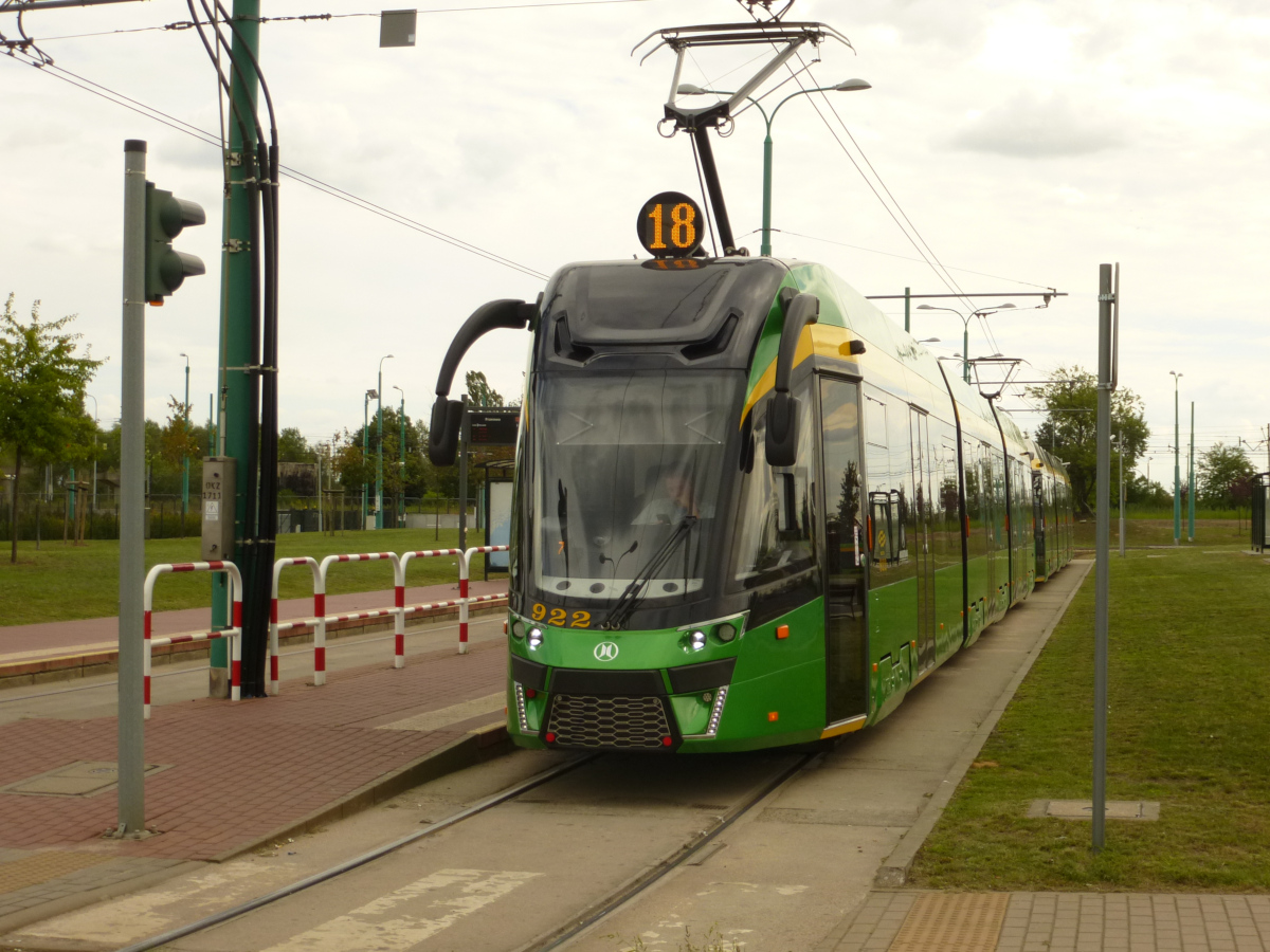 Bidirektionaler Moderus Gamma Nr. 922 auf Linie 18 steht in der Wendeschleife Franowo, Poznań, Polen, 03.09.2019.