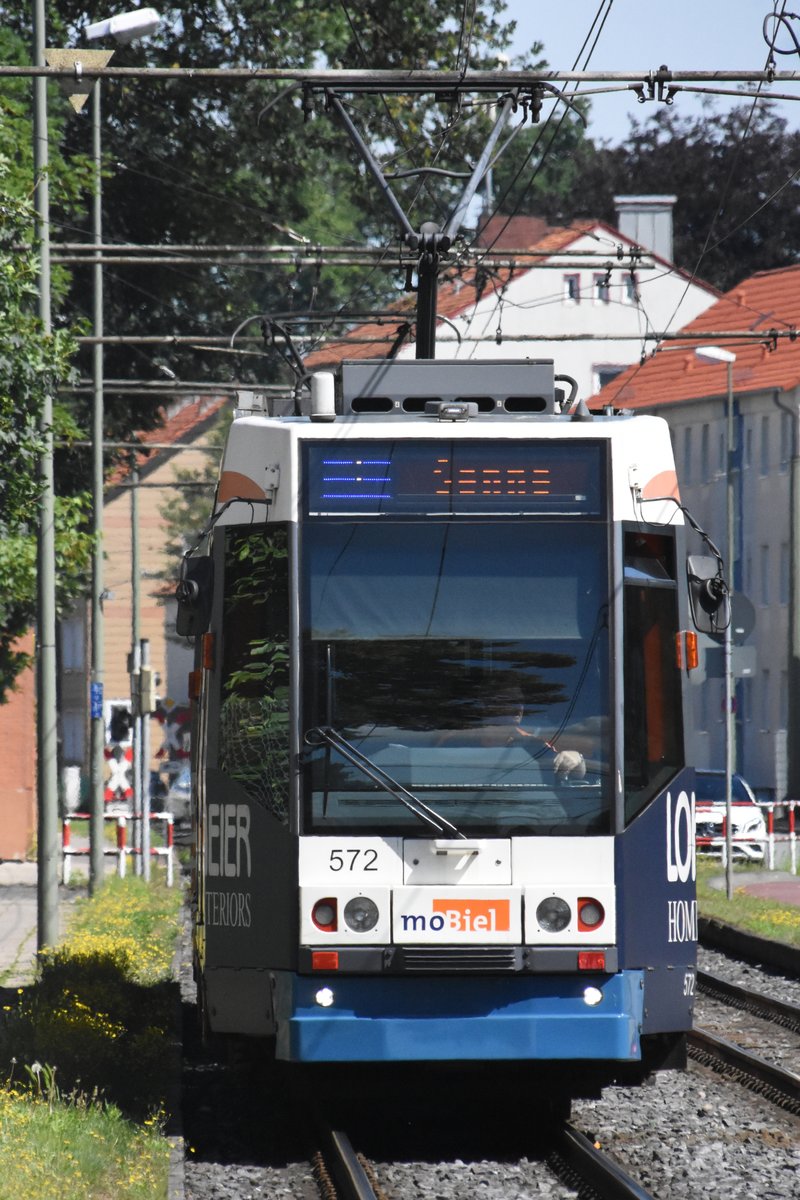 BIELEFELD, 03.07.2017, Stadtbahnzug 572 als Linie 1 nach Senne bei der Anfahrt auf die Haltestelle Johannesstift
