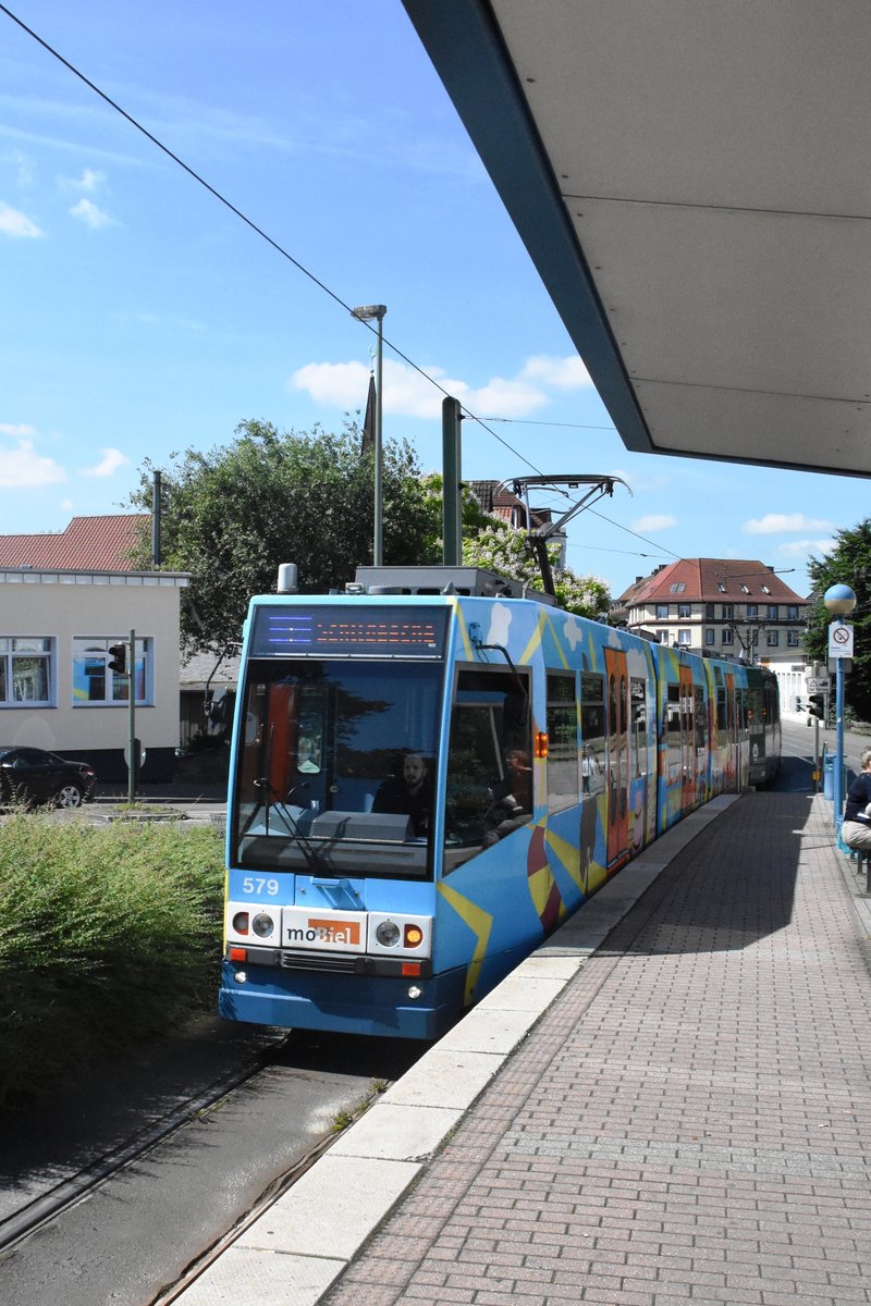 BIELEFELD, 03.07.2017, Stadtbahnzug 579 als Linie 1 nach Schildesche in der Haltestelle Johannesstift