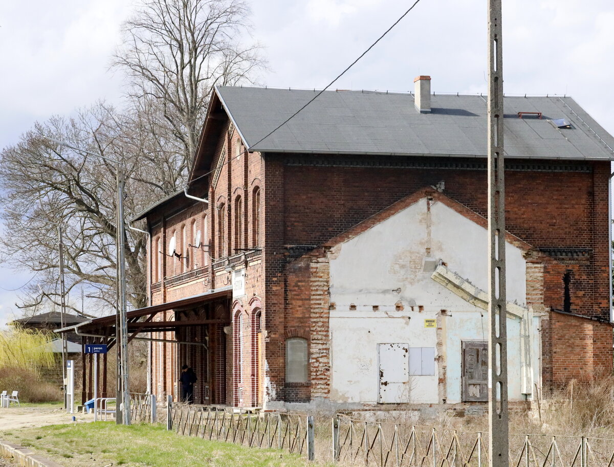 Bieniów (deutsch Benau, niedersorbisch Bjenow), hier das erhaltne EG, der  angebaute Güterboden ist abgerissen, hier  zweigte  die Strecke nach Lubsko - Guben ab. 16.03.2024 12:44 Uhr. 