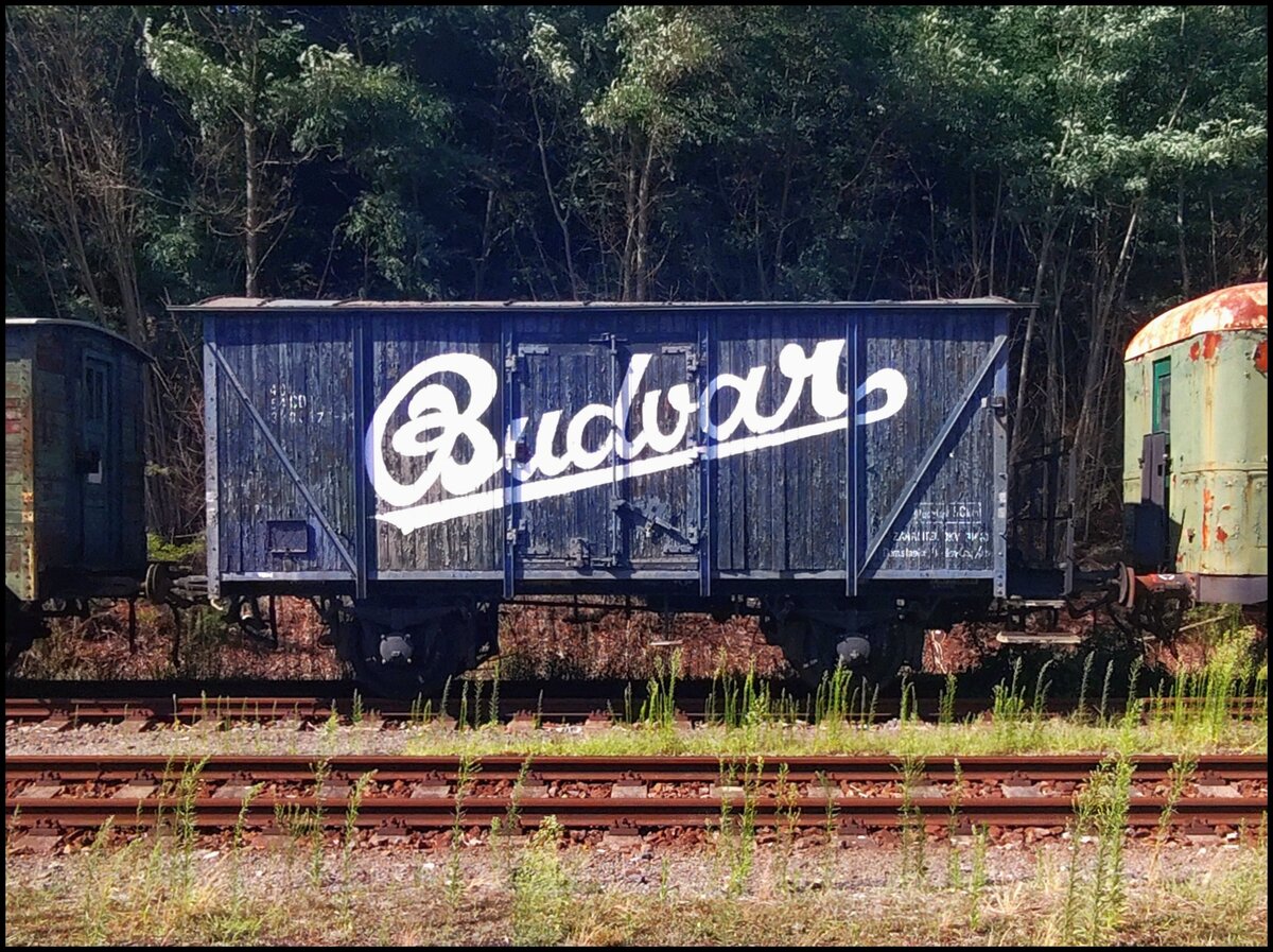 Bierwagen Buvar in Bahnhof Lu�n� u Rakovn�ka am 6.7.2026.