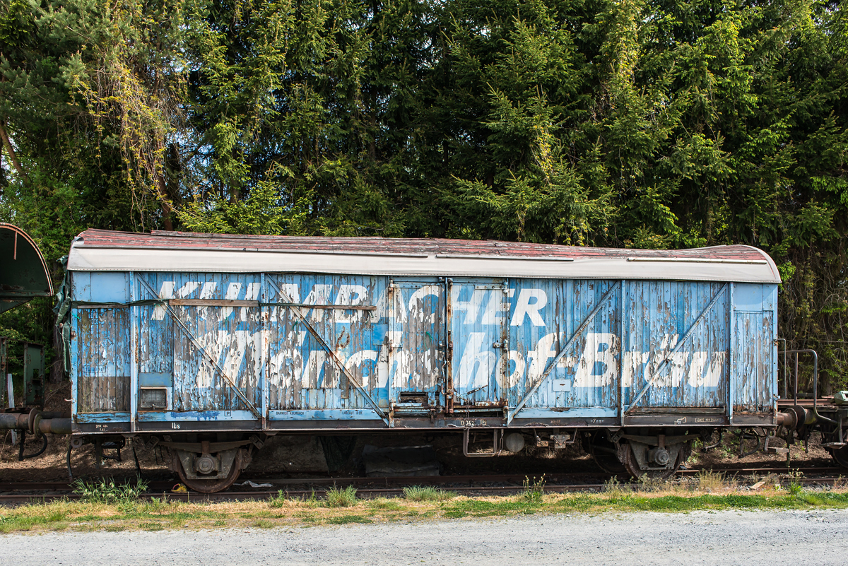 Bierwagen des Kulmbacher Mönchshof-Bräus. Der Wagen steht auf dem Gelände des Bw Selb, das heute den Modell- und Eisenbahnclubs Selb-Rehau e.V. beherbergt. Der Eisenbahnverein hat sich der Erhaltung regionaler Eisenbahnfahrzeuge verschrieben. 21.05.2016