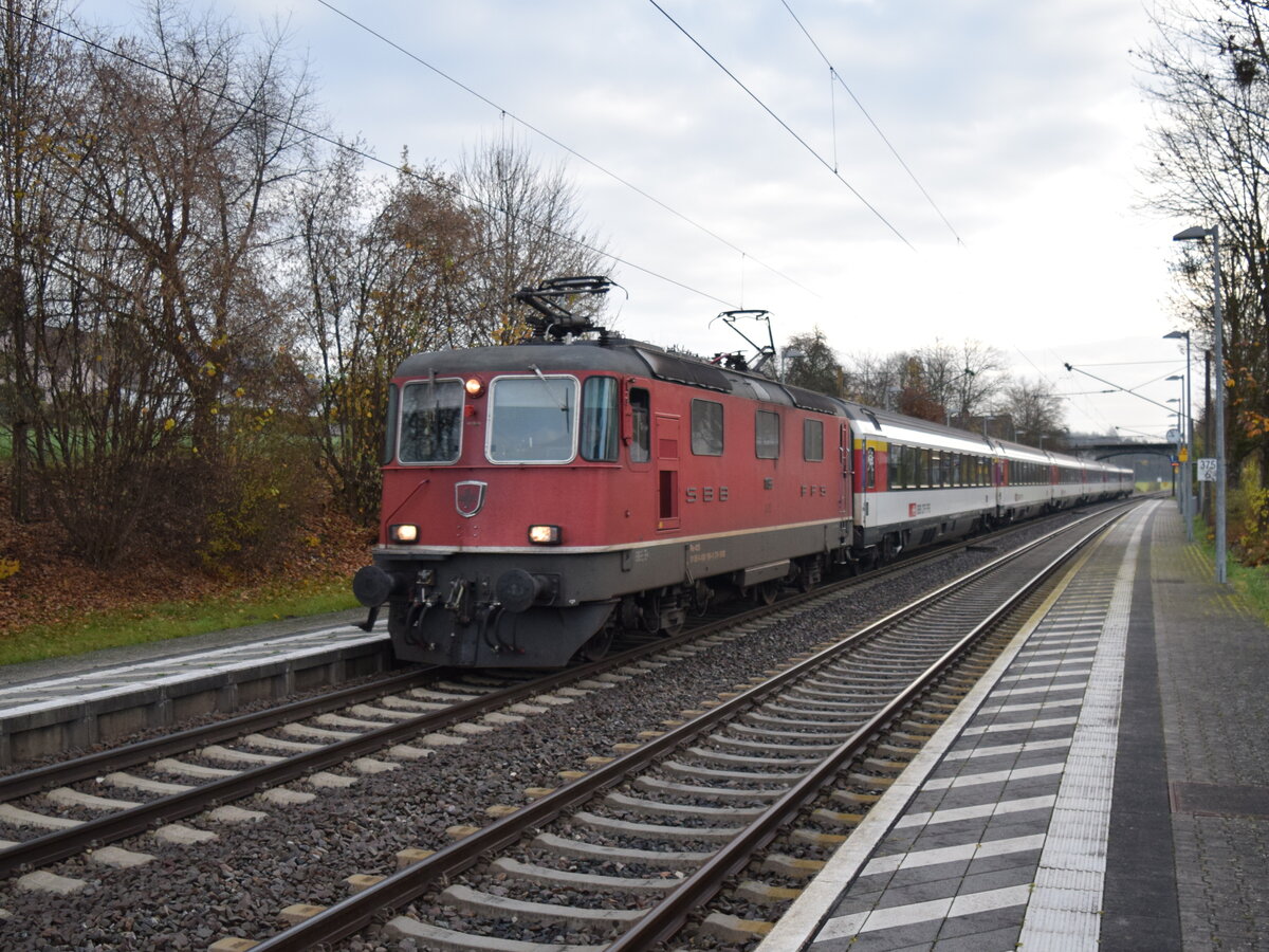 Bietingen am 25.11.2022 mit Re 4/4 vor IC in Richtung Schaffhausen