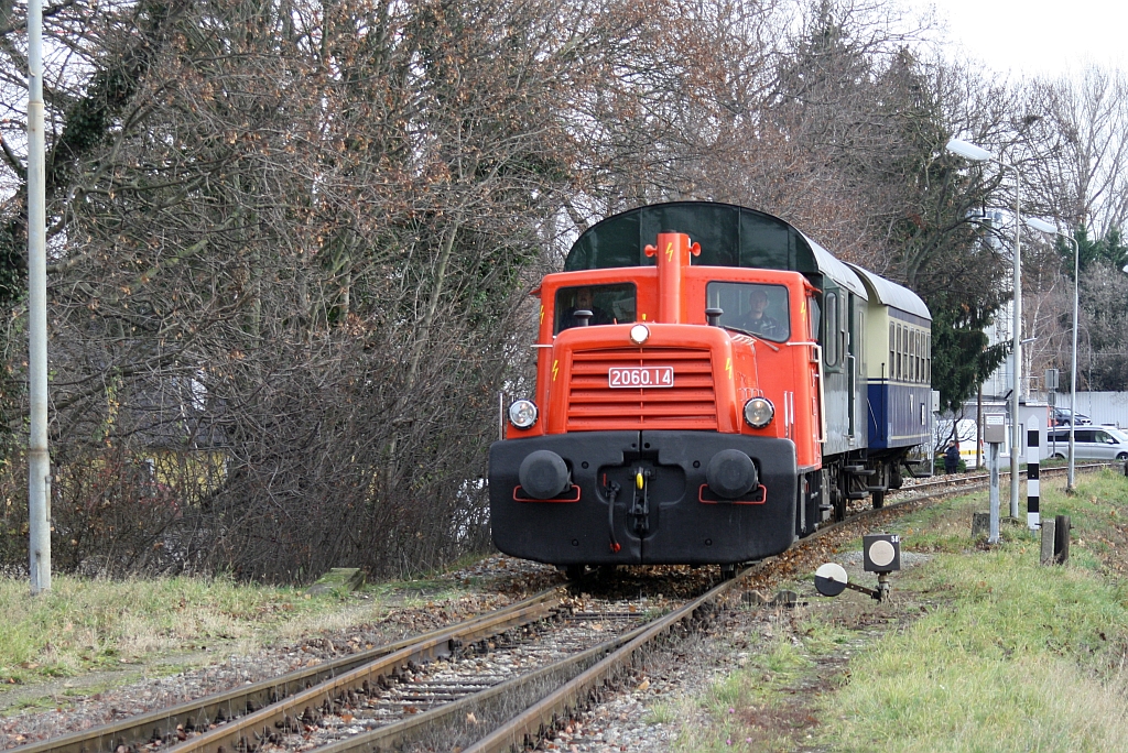 BIF 2060.14 am 22.November 2015 mit dem SBED 93960 bei der Einfahrt in Mistelbach LB.