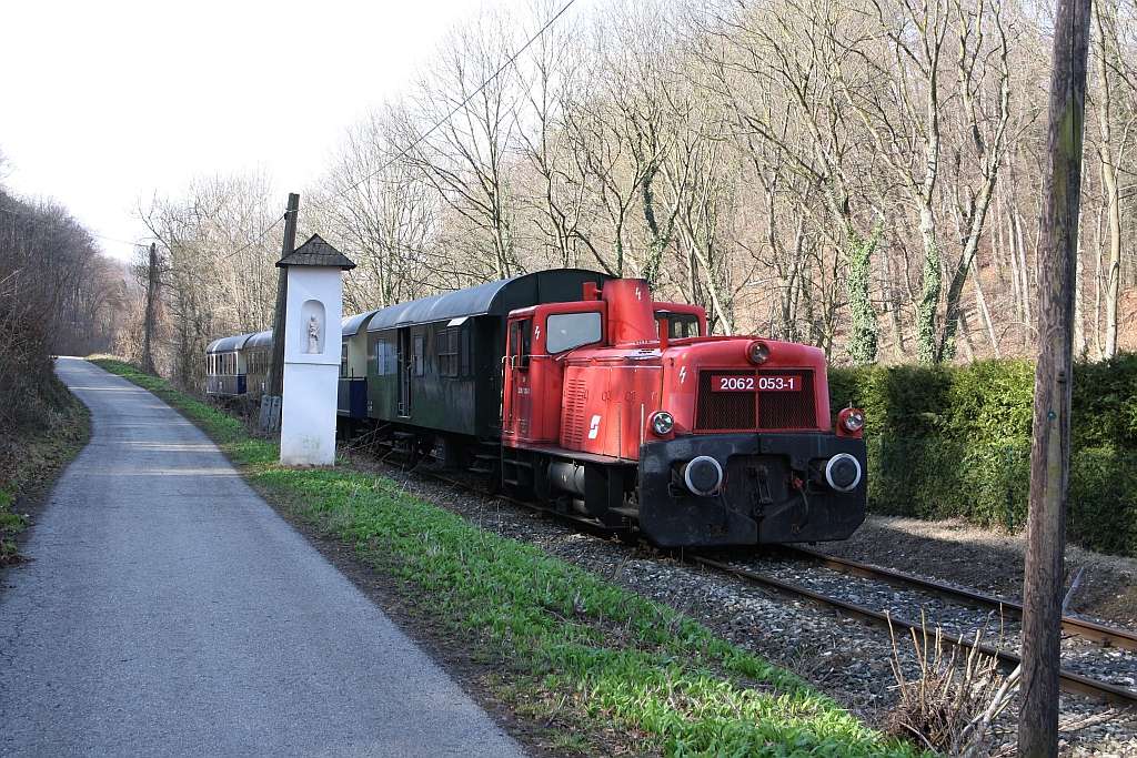 BIF 2062 053-1 am 02.April 2018 mit dem SR 14564 (Waldmühle Ladestelle - Wien Meidling) auf der Kaltenleutgebenerbahn beim Marterl im Strecken-Km 4,8.