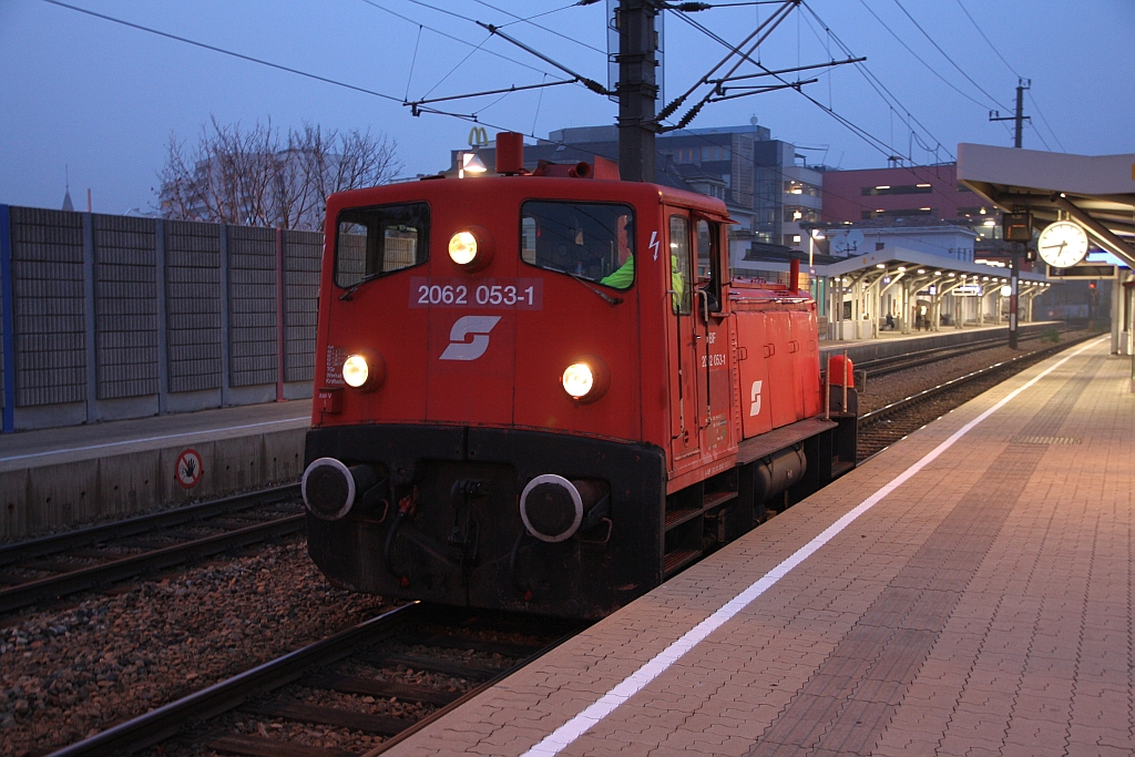 BIF 2062 053-1 am 10.November 2018 als SLZ 93823 nach Sopron im Bahnhof Wien Liesing.