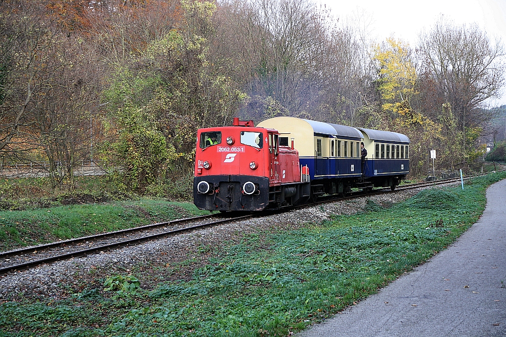 BIF 2062 053-1 am 11.November 2018 mit dem, vom Verein Kaltenleutgebner Bahn veranstalteten, SR 17349 von Wien Meidling kurz vor der Endstelle Waldmühle.
