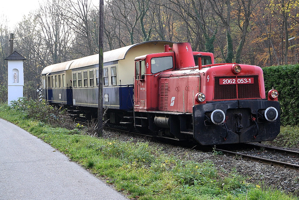 BIF 2062 053-1 am 11.November 2018 mit dem, vom Verein Kaltenleutgebner Bahn veranstalteten, SR 17350 (Waldmühle - Wien Meidling) beim Strecken-Km. 4,8 der Kaltenleutgebenerbahn.