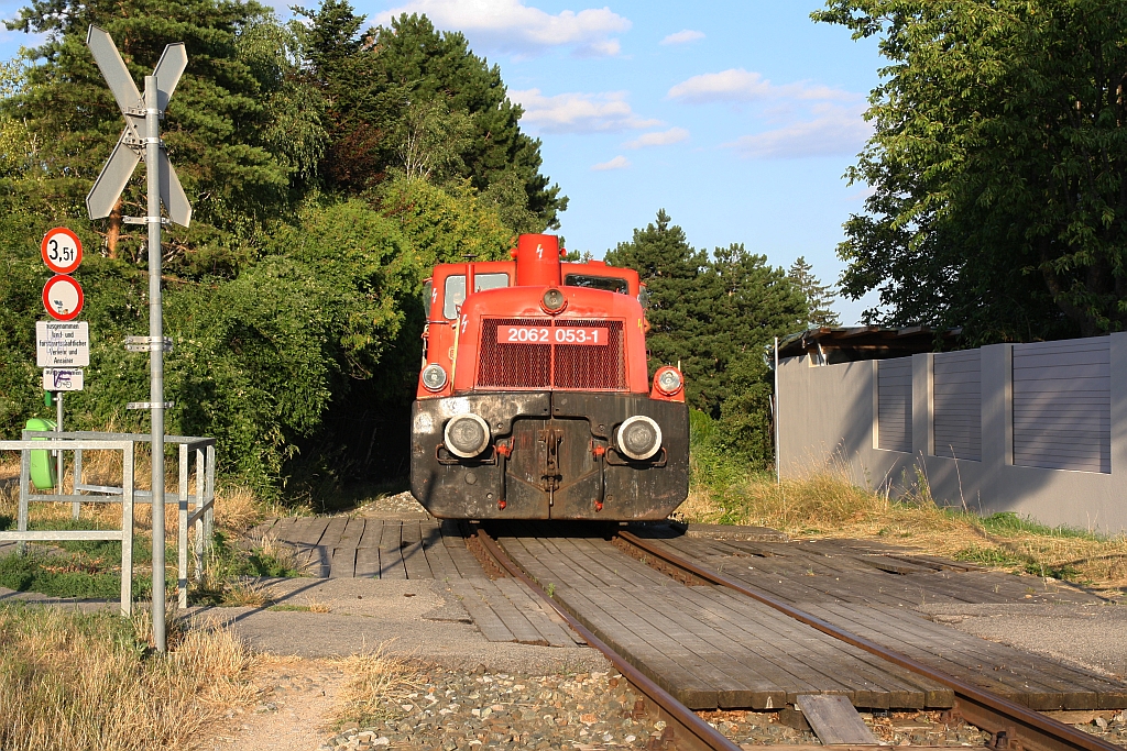 BIF 2062 053-1 am 23.Juli 2019 als SLZ 95804 (Korneuburg - Waldmühle) auf der Kaltenleutgebenerbahn beim Strecken-Km 2,0. Aufgenommen vom Fußweg welcher neben dem Bahndamm verläuft. (siehe Google-Maps 48°07'35.6 N 16°16'02.5 E)
