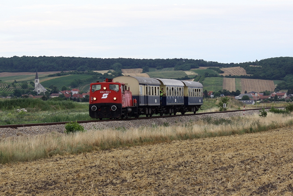 BIF 2062 053-1 am 25.Juli 2015 mit dem EZ 7495 bei Stetten.