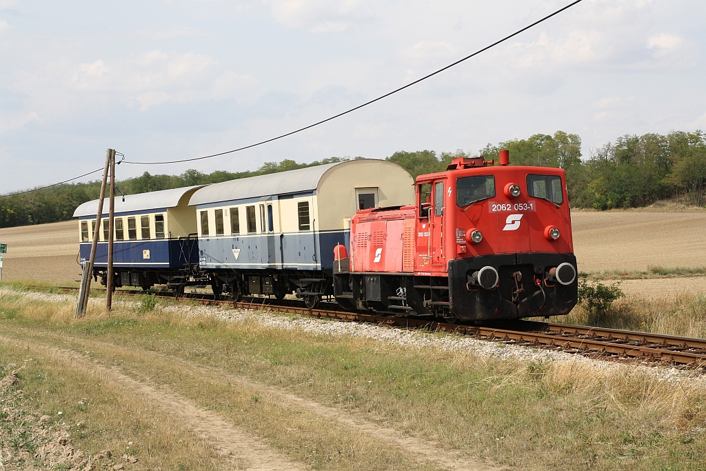 BIF 2062 053-1 am 27.August 2017 mit dem SLP 17111 zwischen Groß Schweinbarth und Raggendorf.
