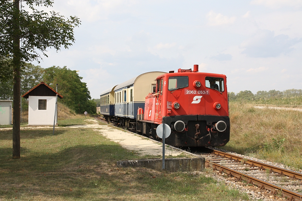 BIF 2062 053-1 am 27.August 2017 mit dem SLP 17111 in der Haltestelle Raggendorf.