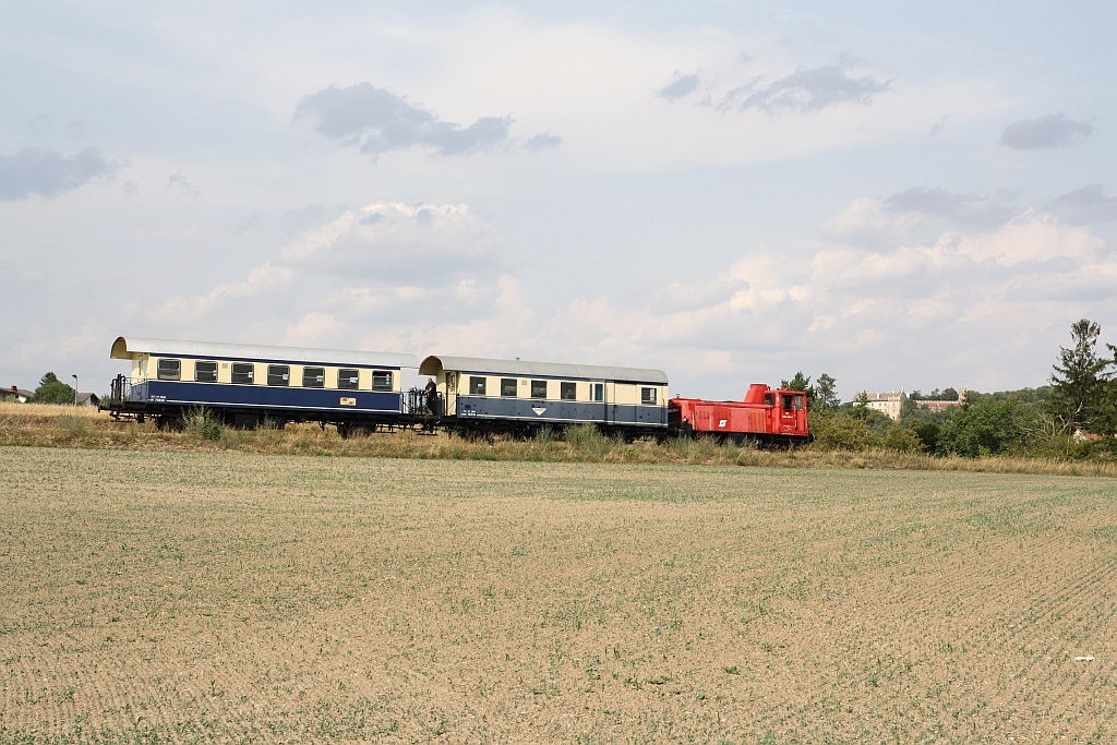 BIF 2062 053-1 am 27.August 2017 mit dem SLP 17111 zwischen Raggendorf und Matzen. Rechts der Lok erkennt man das Schloss Matzen.