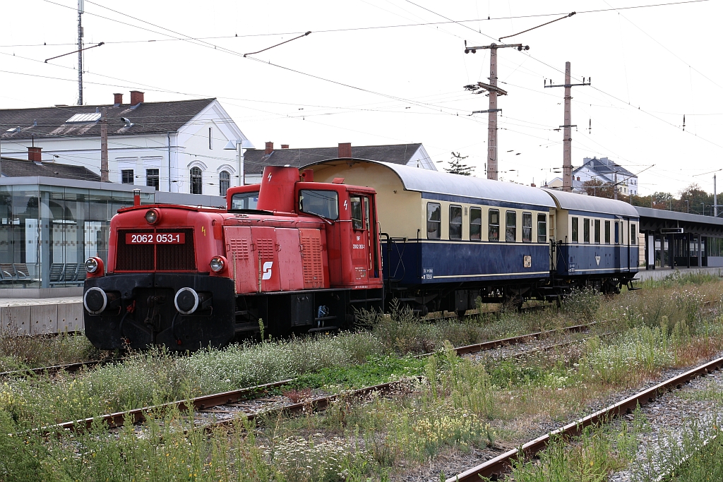 BIF 2062 053-1 am 27.August 2017 abfahrbereit mit dem SLP 17112 im offensichtlich ungepflegtem Bf. Gänserndorf.