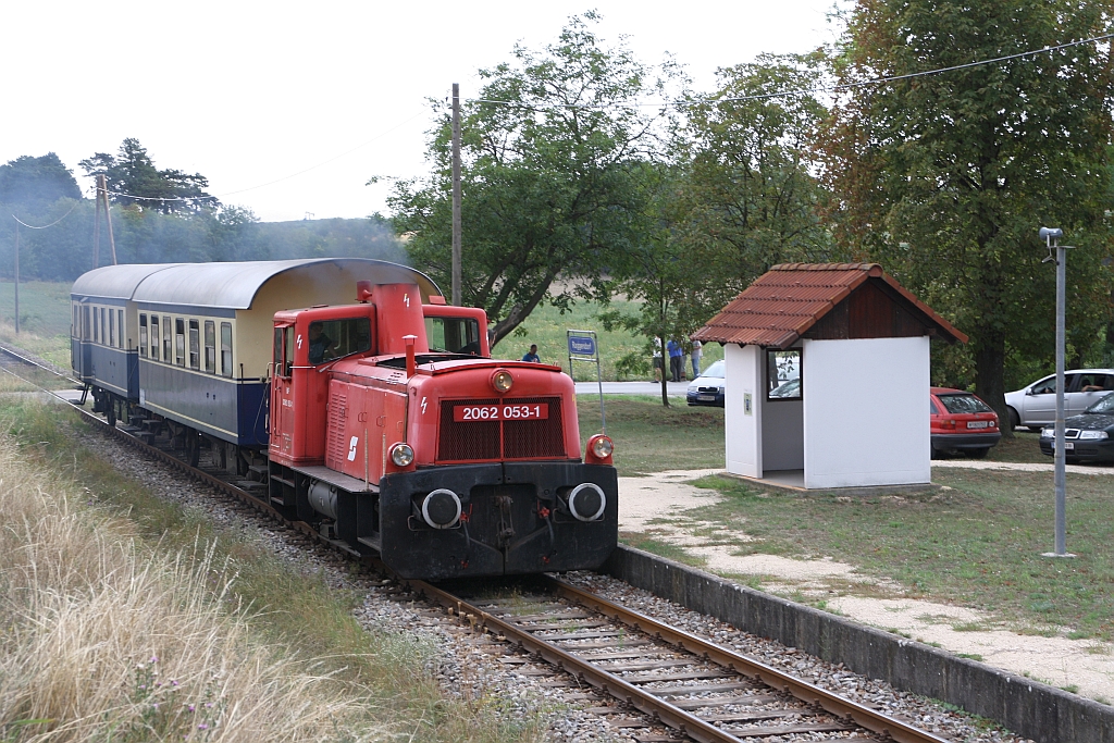 BIF 2062 053-1 am 27.August 2017 mit dem SLP 17112 in der Haltestelle Raggendorf.