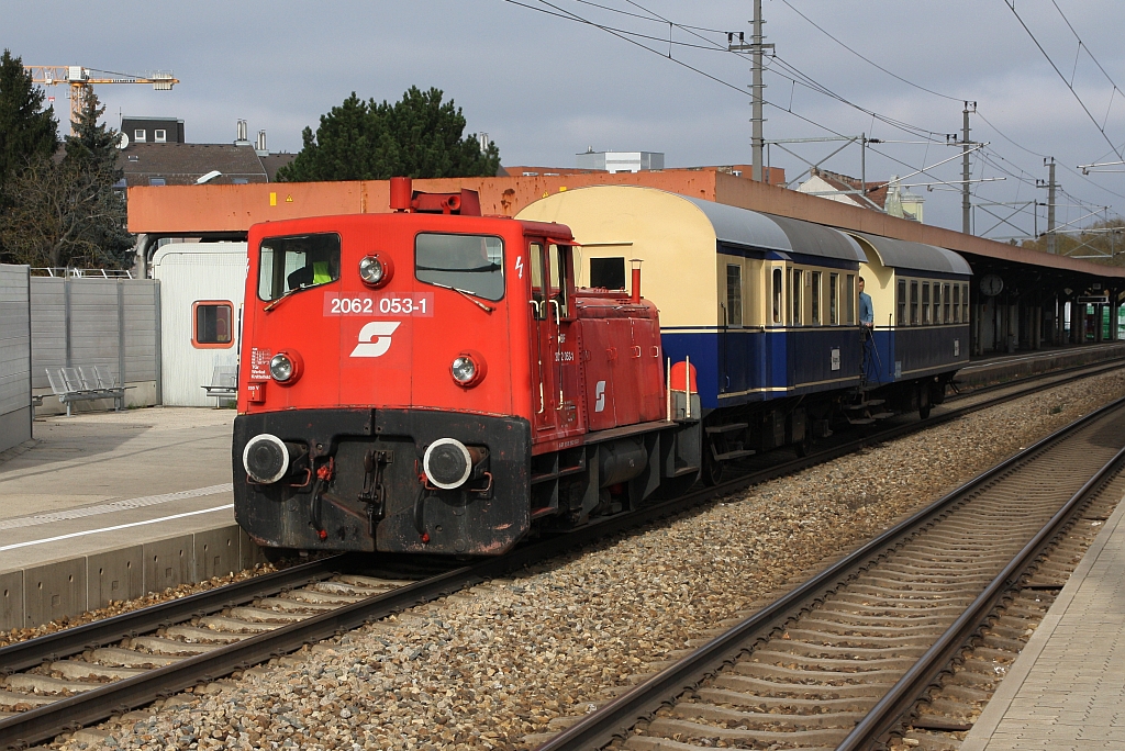 BIF 2062 053-1 fährt am 11.November 2018 mit dem, vom Verein Kaltenleutgebner Bahn veranstalteten, SR 17349 (Wien Meidling - Waldmühle) durch die Haltestelle Wien Atzgersdorf.