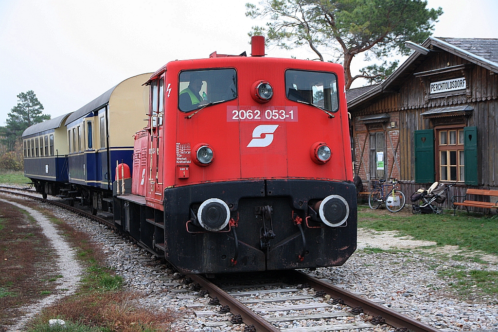 BIF 2062 053-1 mit dem, vom Verein Kaltenleutgebner Bahn veranstalteten, SR 17353 (Wien Meidling - Waldmühle) am 11.November 2018 im Bahnhof Perchtoldsdorf.