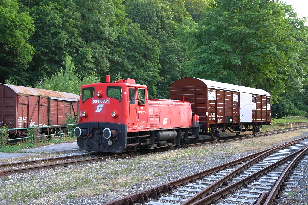 BIF 2062 053-1 mit dem ÖBB 902 589 Dienstgutwagen (UIC-Nummer: A-BIF 40 81 9405 605-2 Materialwagen) am 23.Juli 2019 in der Ladestelle Waldmühle.