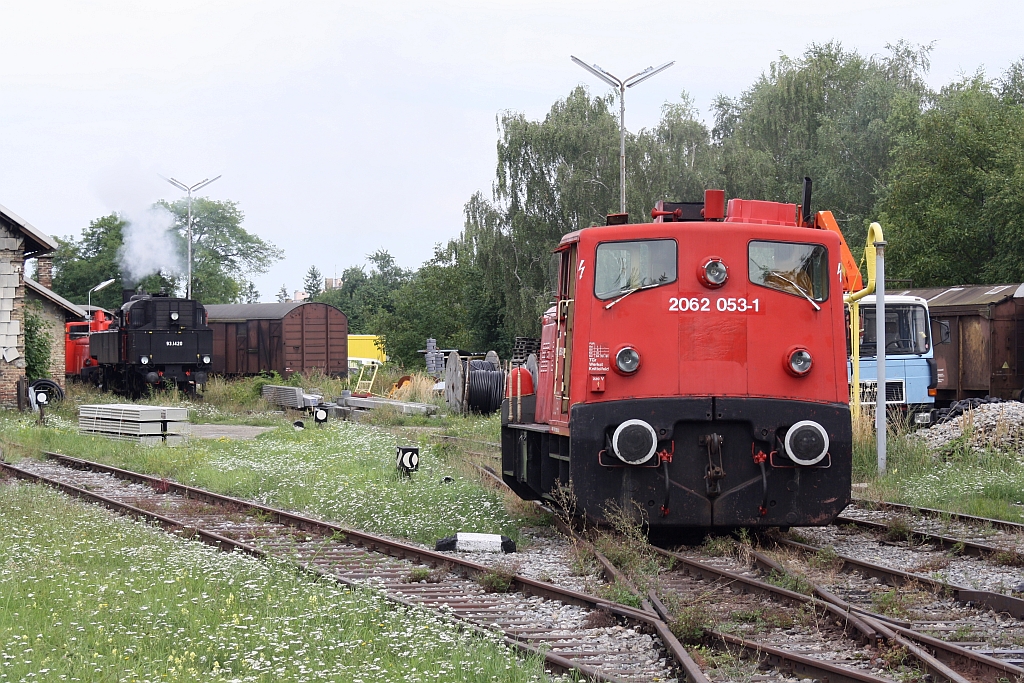 BIF 2062 053-1 und, im Hintergrund, NLB 93.1420 am 19.August 2014 in der ehemaligen Zugförderungsstelle Mistelbach.