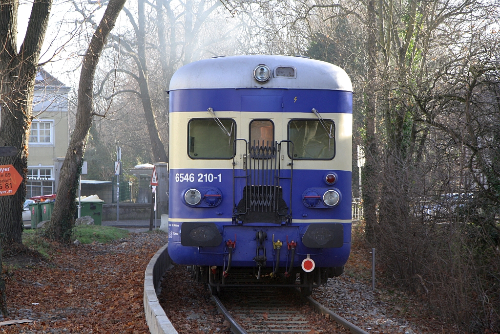 BIF 6546 210-1 am 08.Dezember 2019 als letztes Fahrzeug des SR 17682 (Waldmühle Lst. - Wien Meidling) auf der Kaltenleutgebener Bahn beim Strecken-Km 3,1, wo die neue Haltestelle Sonnbergstrasse entsteht.