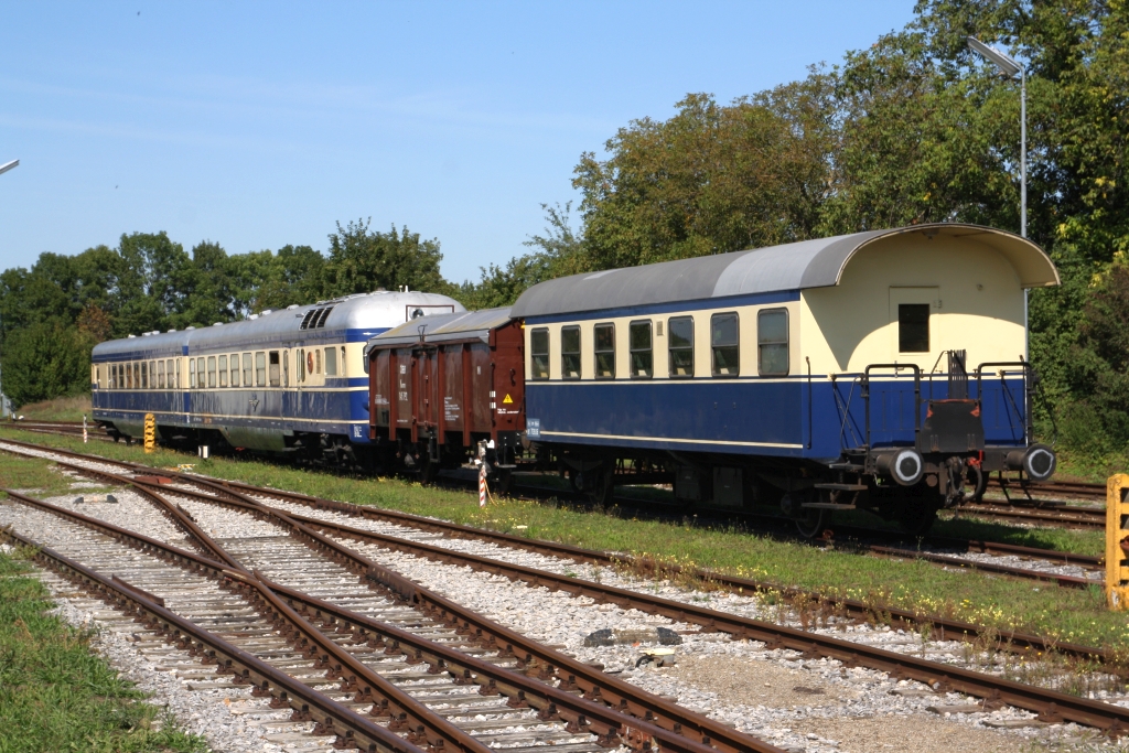 BIF 7139.16 BT (UIC Nr. 50 81 24-29 002-6), A-KSE 40 81 9408 121-7 (ex Tms, für die Fotografen eigens mittels Magnetfolien als ÖBB Kvmm 845 792 versehen), und OSEK 5145.11 am 15.September 2019 in Groß Schweinbarth.
