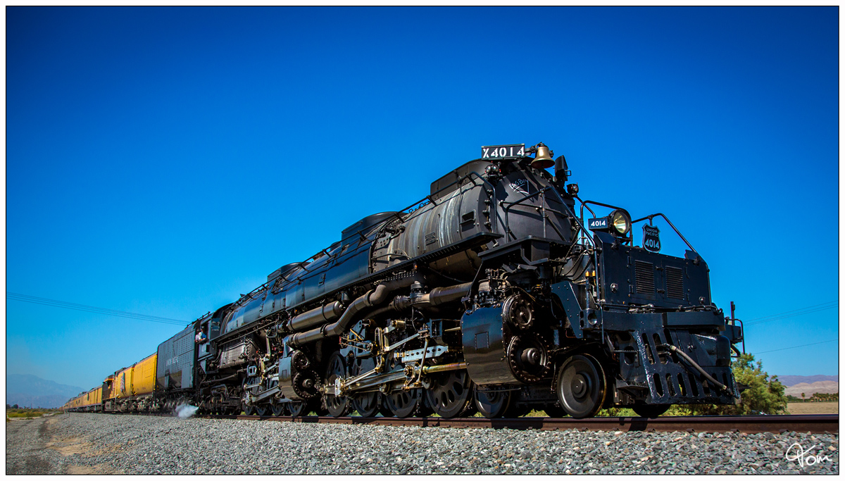BIG BOY - Union Pacific No 4014 fährt bei den 150 Jahr Feierlichkeiten der Transkontinental Eisenbahn  The Great Race Across the Southwest  von San Bernardino nach Yuma, fotografiert nahe Indio. 
15 Oktober 2019