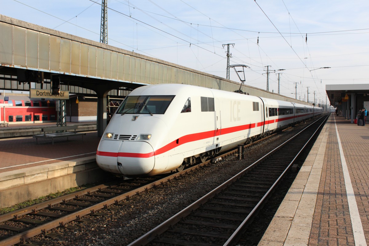 Bild 005:
Am 21.01.2015 war der ICE-Tz 0216  Dessau  mit dem Triebkopf 402 016-0 als ICE 944 von Berlin nach Düsseldorf unterwegs! Hier zu sehen ist der Zug beim Halt in Dortmund Hbf!