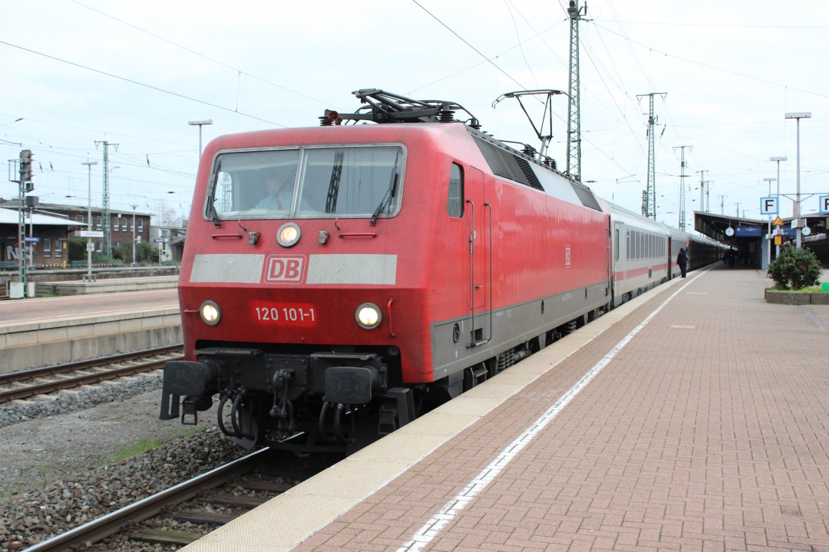 Bild 011:
Am 26.10.2014 bespannte 120 101-1 den IC 2023 von Hamburg nach Frankfurt! Hier zu sehen ist der Zug beim Halt in Dortmund Hbf, wo er aufgrund von Verspätung auf Gleis 16 umgeleitet wurde!