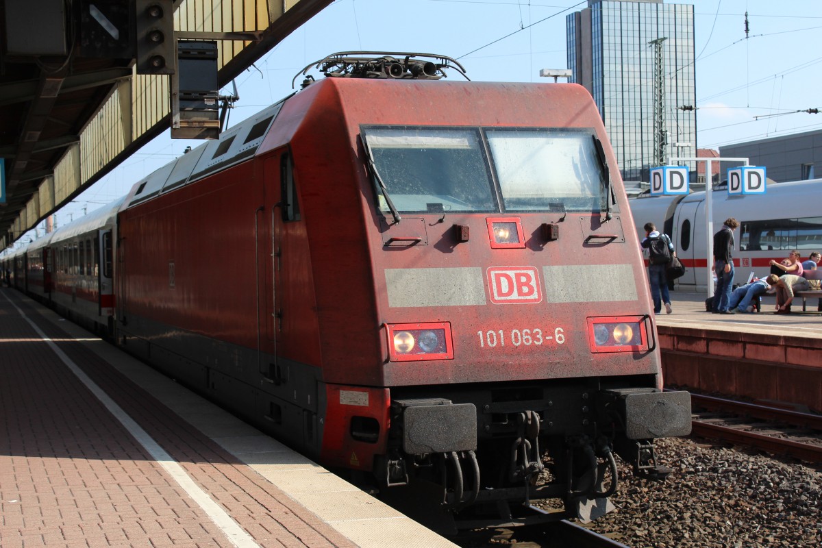Bild 012:
Am 03.10.2014 bespannte 101 063-3 den IC 2048 von Dresden nach Köln! Hier zu sehen ist die Lok beim Halt in Dortmund Hbf!