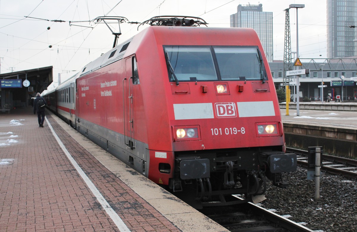 Bild 013:
Am 31.01.2015 wurde IC 2013 von Leipzig nach Obersdorf mit 101 019-8 bespannt! Hier zu sehen ist die Lok beim Halt in Dortmund Hbf