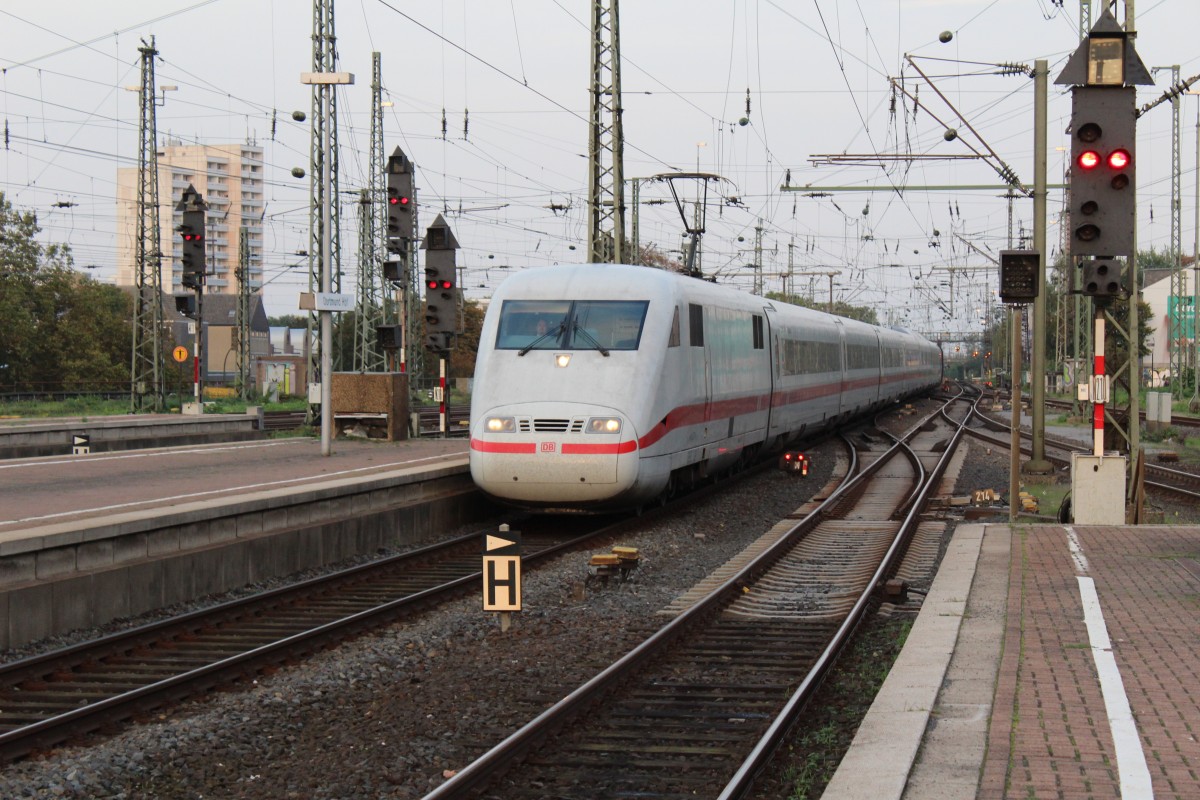 Bild 015:
Am 09.10.2014 war ICE-Tz 0157  Landshut  als ICE 1029 von Hamburg nach Nürnberg unterwegs! Hier zu sehen ist der  nicht zählende Kopf  401 557-4 bei der Einfahrt in den Dortmunder Hauptbahnhof!