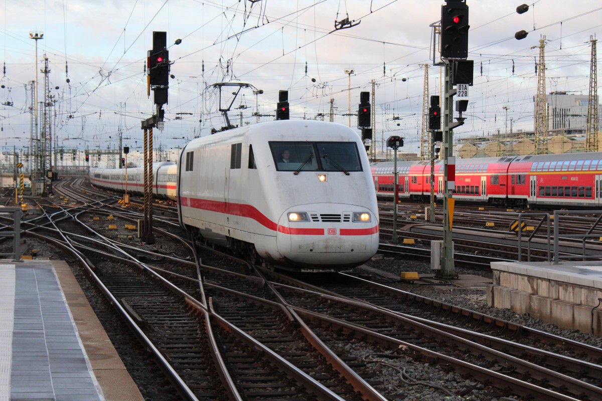 Bild 017:
Am 10.01.2015 war ICE-Tz 0119  Osnabrück  als ICE 374 von Basel nach Berlin unterwegs! Hier zu sehen ist der  nicht zählende Kopf  401 519-4 bei der Einfahrt in Frankfurt Hbf!