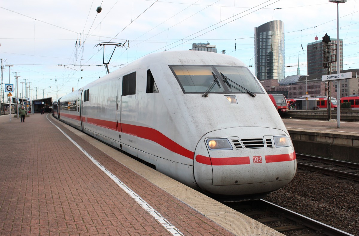Bild 019:
Am 07.12.2014 war der ICE-Tz 0165 als ICE 1025 von Hamburg nach Frankfurt unterwegs. Hier zu sehen ist der  nicht zählende Kopf  401 565-7 beim Halt in Dortmund Hbf.