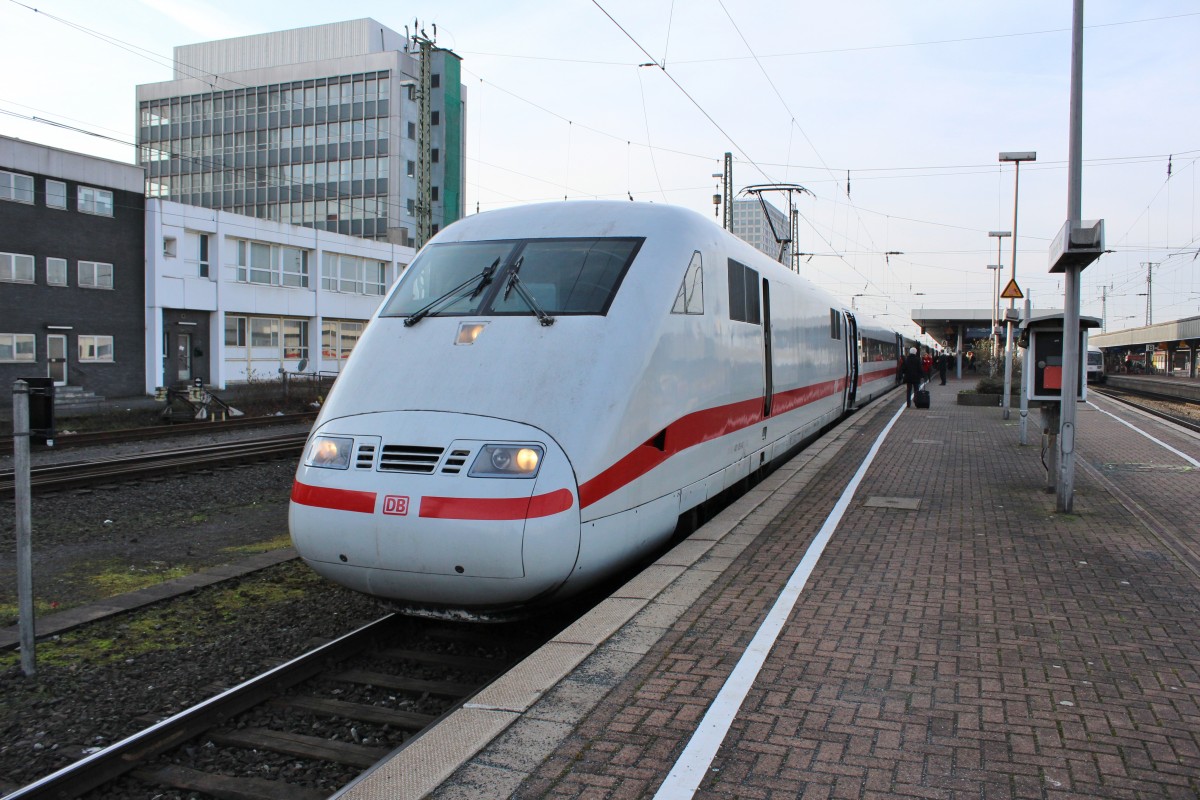 Bild 024:
Am 21.01.2015 wurde ICE-Tz 0119  Osnabrück  alias ICE 1028 von Nürnberg nach Hamburg in Dortmund aufgrund 25-minütiger Verspätung auf Gleis 8 umgeleitet! Hier zu sehen ist der  zählende Kopf  401 051-8, der  überlebende aus Eschede  beim Halt in Dortmund Hbf.